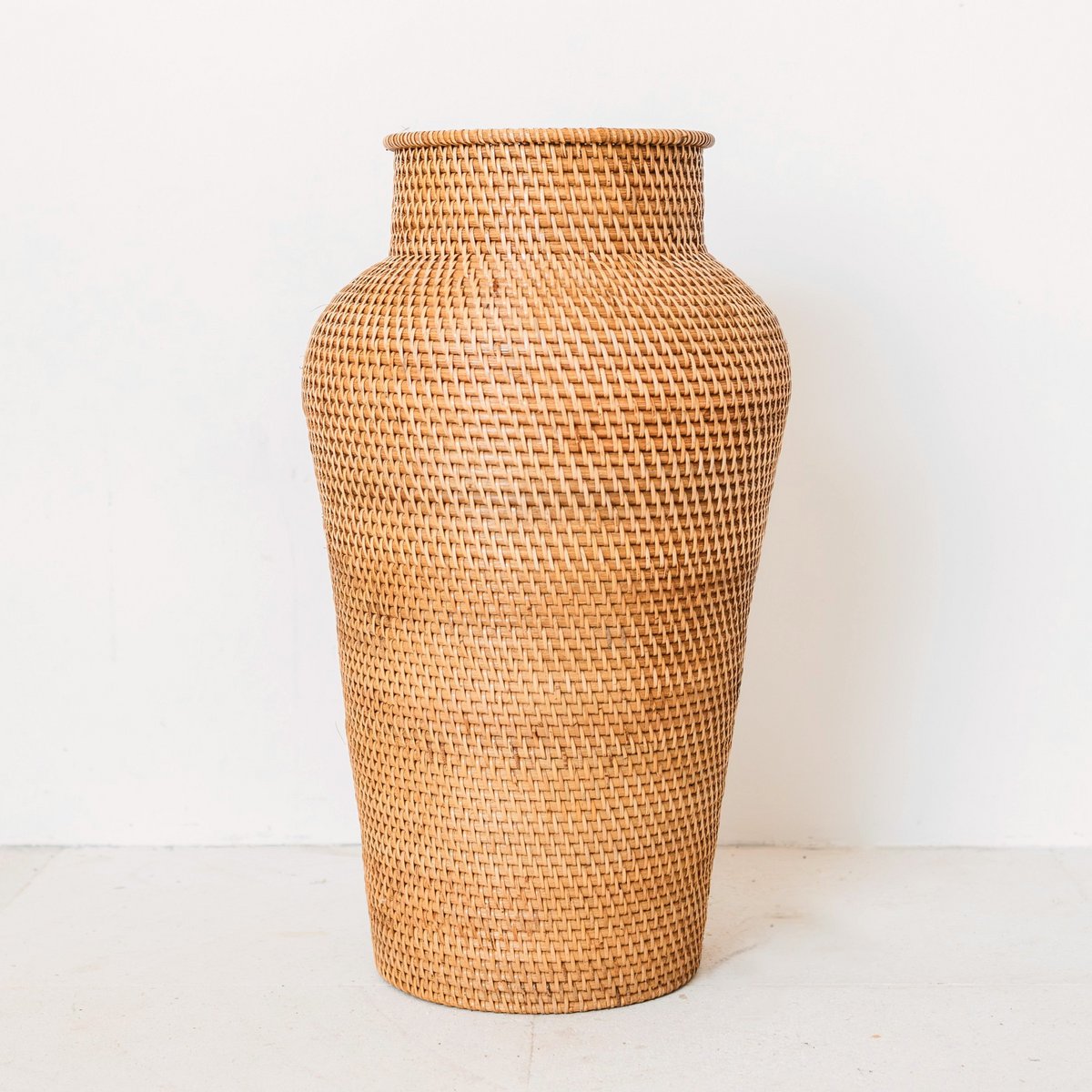 Geflochtene Rattanvase rund – Große Boho Dekovase – Vase hoch & schmal – Bodenvase handgefertigt aus Naturfasern (Ø 30 cm) KIDUNG