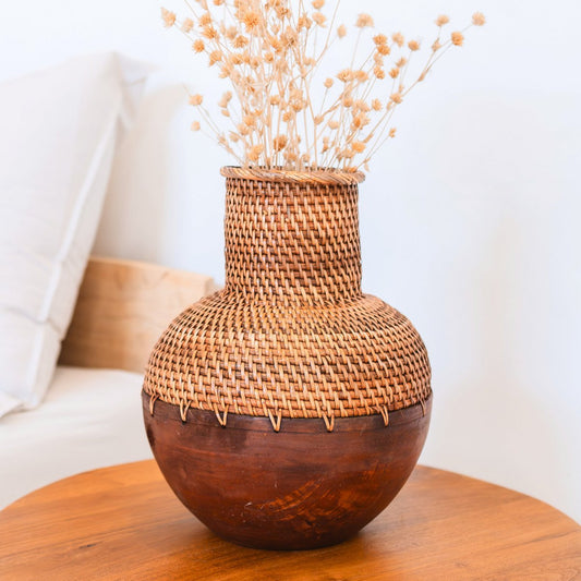 Rattanvase – Holzvase – Vase für Trockenblumen – Kleine Rattanvase – Boho-Dekorvase aus geflochtenem Rattan und Holz (Ø 22 cm) KAMARI braun
